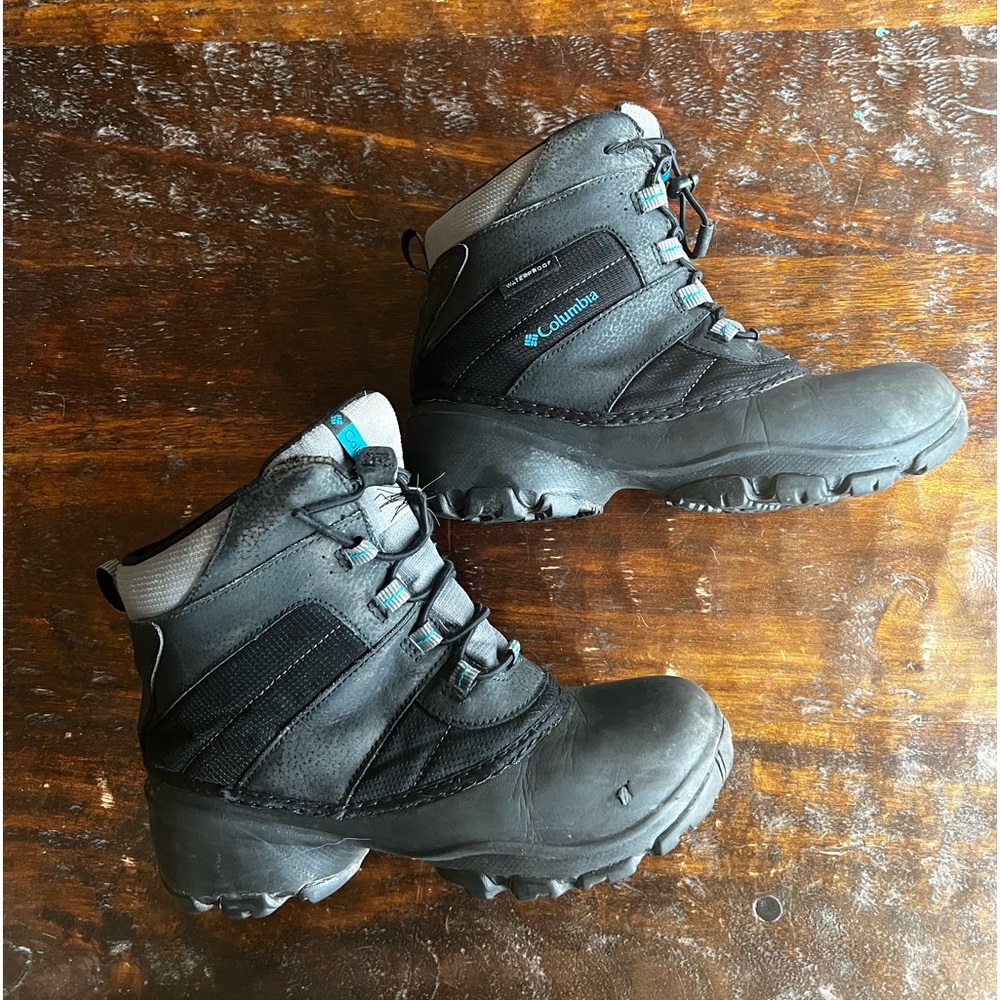 Size 5 Columbia boys rope tow boots. Blue/black